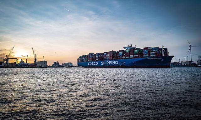 Der Hamburger Hafen, AltonaDer Hamburger Hafen und ein Containerschiff der COSCO Shipping aus China