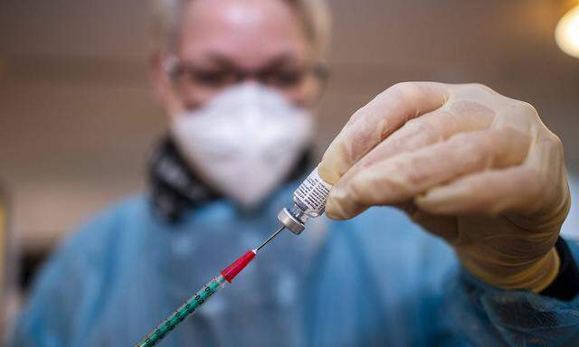 Corona-Schutzimpfung in einem Seniorenheim Eine Arzthelferin zieht eine Spritze mit dem Corona-Impfstoff von BioNTech P