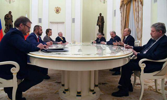 Boris Titov, Maxim Suraykin, Ksenia Sobchak, Vladimir Zhirinovsky, Pavel Grudinin, Sergei Baburin und Grigory Yavlinsky trafen erst nach der Wahl erstmals auf Wladimir Putin.