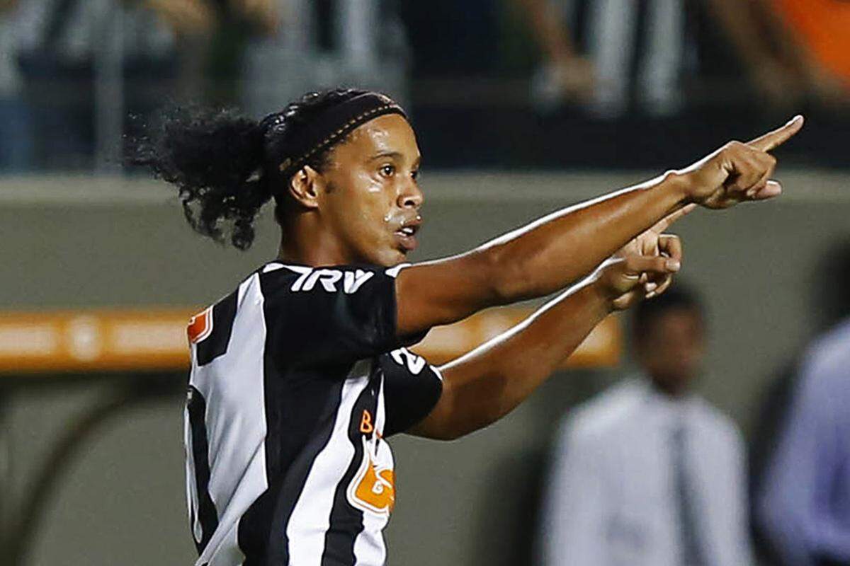 Ein alter Bekannter darf sich auf seiner Heimatbühne nicht präsentieren. Ronaldinho, derzeit bei Atletico Mineiro unter Vertrag, wird bei dieser Endrunde maximal von der Tribüne in die TV-Kameras lächeln.