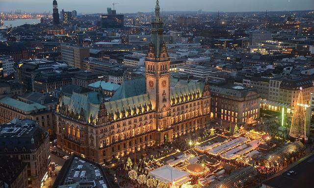 Das Rathaus bietet die Kulisse für den Hamburger Weihnachtsmarkt.