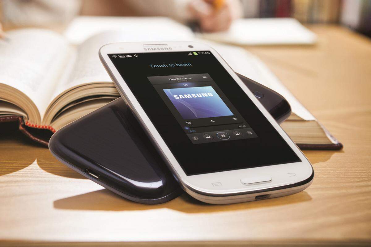 Mit S Beam hat Samsung die von Google in Android mitgebrachte Funktion Android Beam hergenommen und erweitert. Nutzer können Film- und Musikdateien austauschen, indem sie ihre Geräte einfach aneinander halten. Möglich wird das durch die Funktechnik NFC.