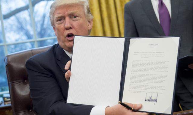 Donald Trump unterzeichnete nach seiner Inauguration als US-Präsident mehrere Dekrete.