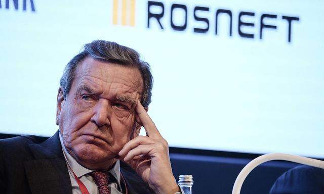 Italy Eurasian Economic Forum 6683776 28.10.2021 Former German chancellor and chairman of the Rosneft board Gerhard Sch