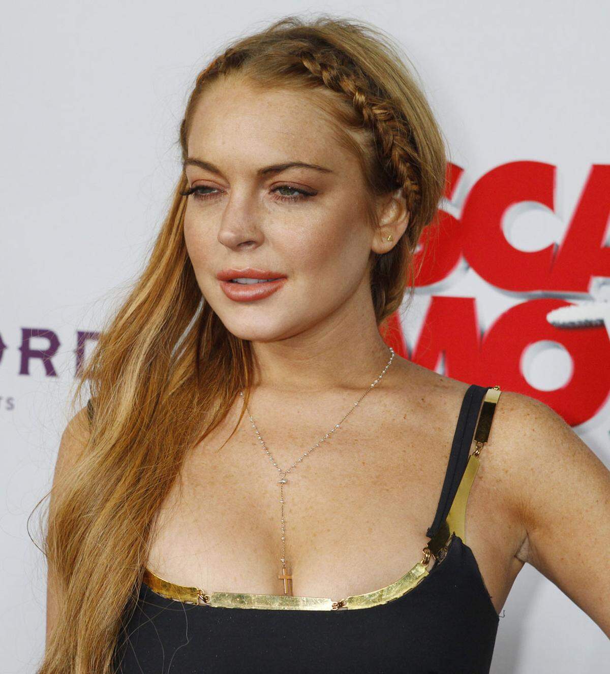 Gerade jetzt ist es verlockend ein wenig sommerliches Flair in Form von Bronzer auf das Gesicht zu zaubern. Doch in Kombination mit sehr blasser Haut sieht das alles andere als gut aus, wie man etwa bei Lindsay Lohan sieht.