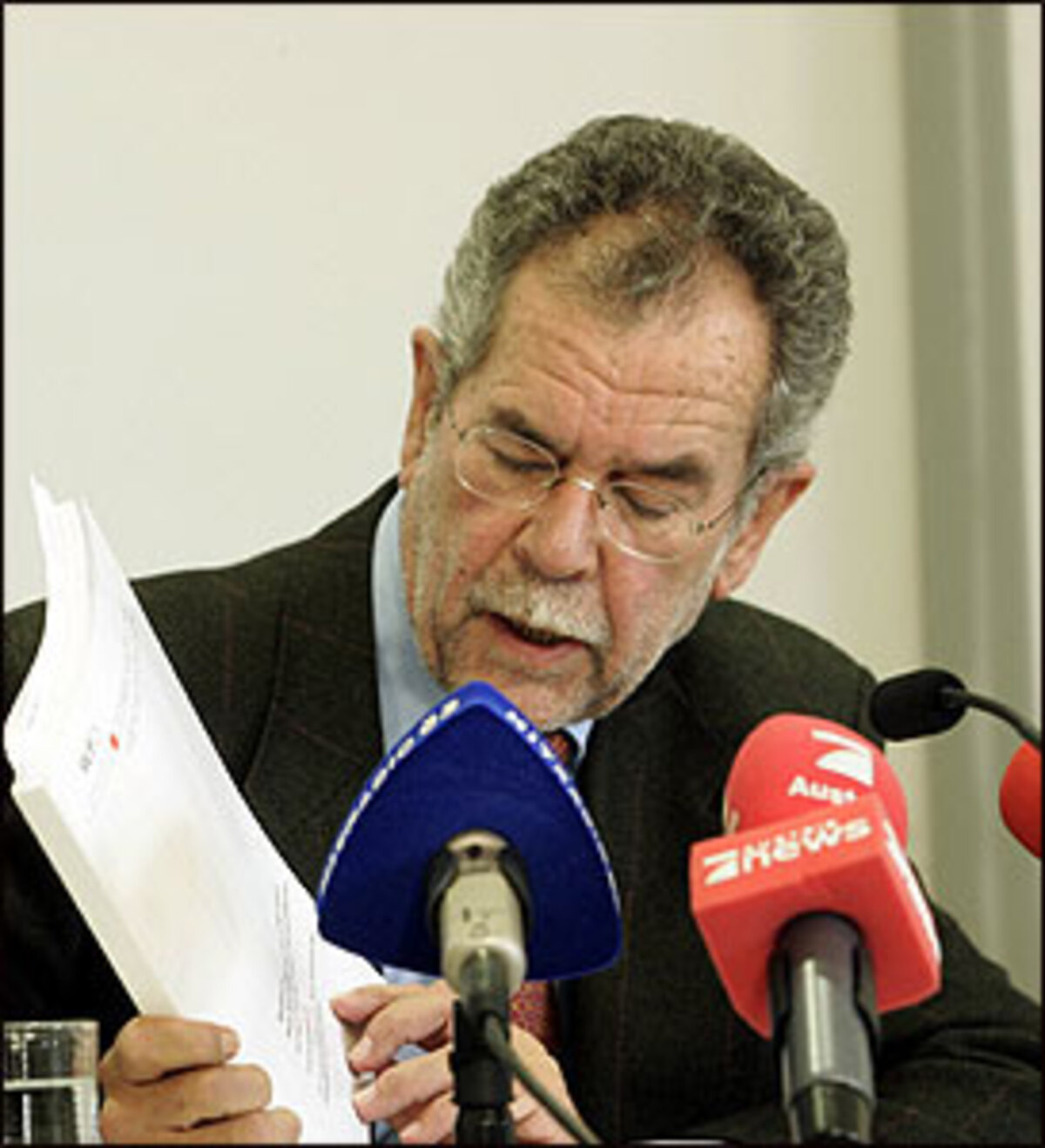 "Eine Frotzelei der Wähler. (...) Die ÖVP agiert verantwortungslos und schadet Österreich massiv, in dem sie versucht, die Republik auf Monate zu blockieren."Grünen-Chef Alexander Van der Bellen.