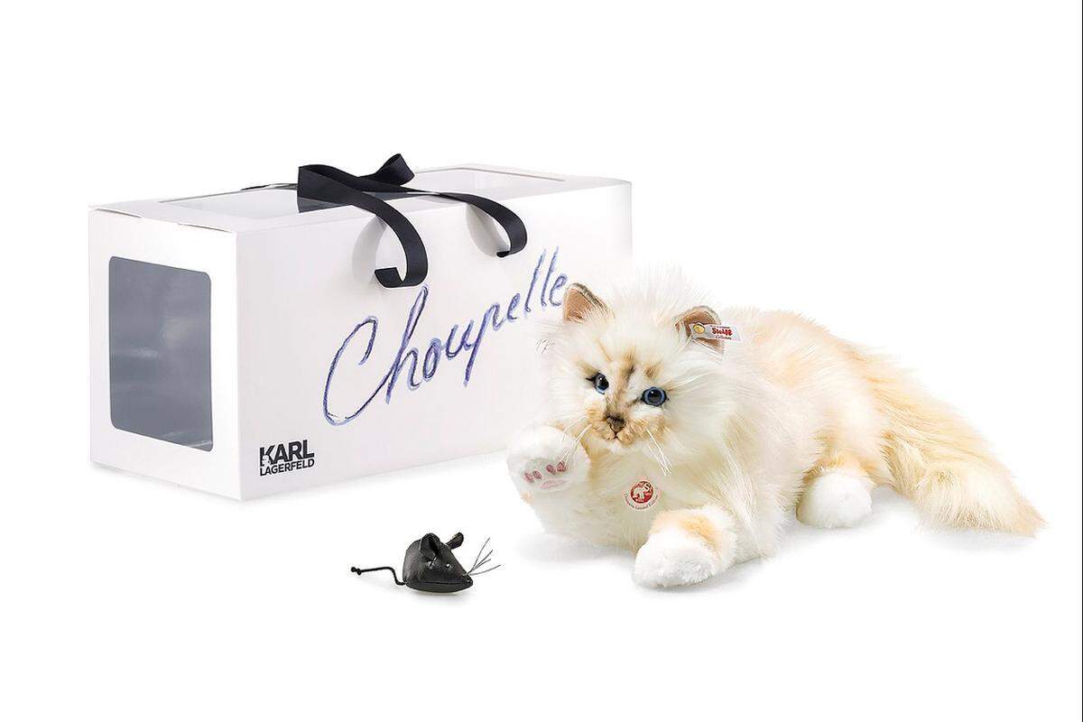 Karl Lagerfelds Samtpfote Choupette gibt es jetzt auch als Stofftier. Und zwar von Steiff in einer auf 2000 Stück limitierten Edition. Ab Mai 2017 um 499 Euro erhältlich.