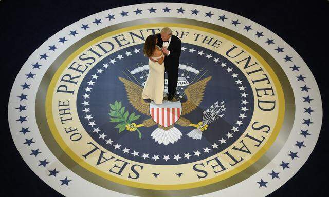 Morgen, Samstag, ist es 100 Tage her, seit Donald Trump als US-Präsident angelobt wurde (im Bild tanzt Trump mit Frau Melania beim Inaugurationsball am 20. Jänner). 