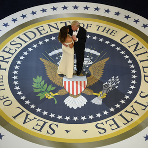 Morgen, Samstag, ist es 100 Tage her, seit Donald Trump als US-Präsident angelobt wurde (im Bild tanzt Trump mit Frau Melania beim Inaugurationsball am 20. Jänner). 