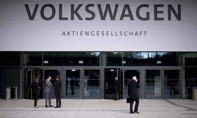 Volkswagen, Shareholders meeting DEU, Deutschland, Germany, Berlin, 14.05.2019 Aktionaere vor Logo auf der Jahreshauptv