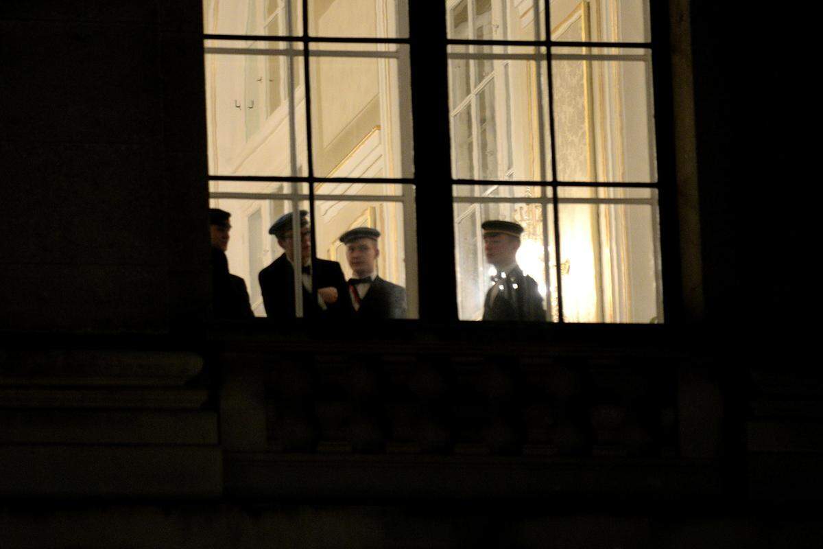 Die ersten Besucher des Balls in der Hofburg.