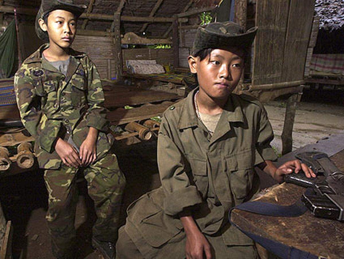 Erst Ende Oktober hat die Menschenorganisation Human Rights Watch den Einsatz von Kindersoldaten in Burma (Myanmar) kritisiert. Buben ab dem Alter von zehn Jahren würden von Anwerbern gekauft und dann an das Militär veräußert, berichtete Human Rights Watch.