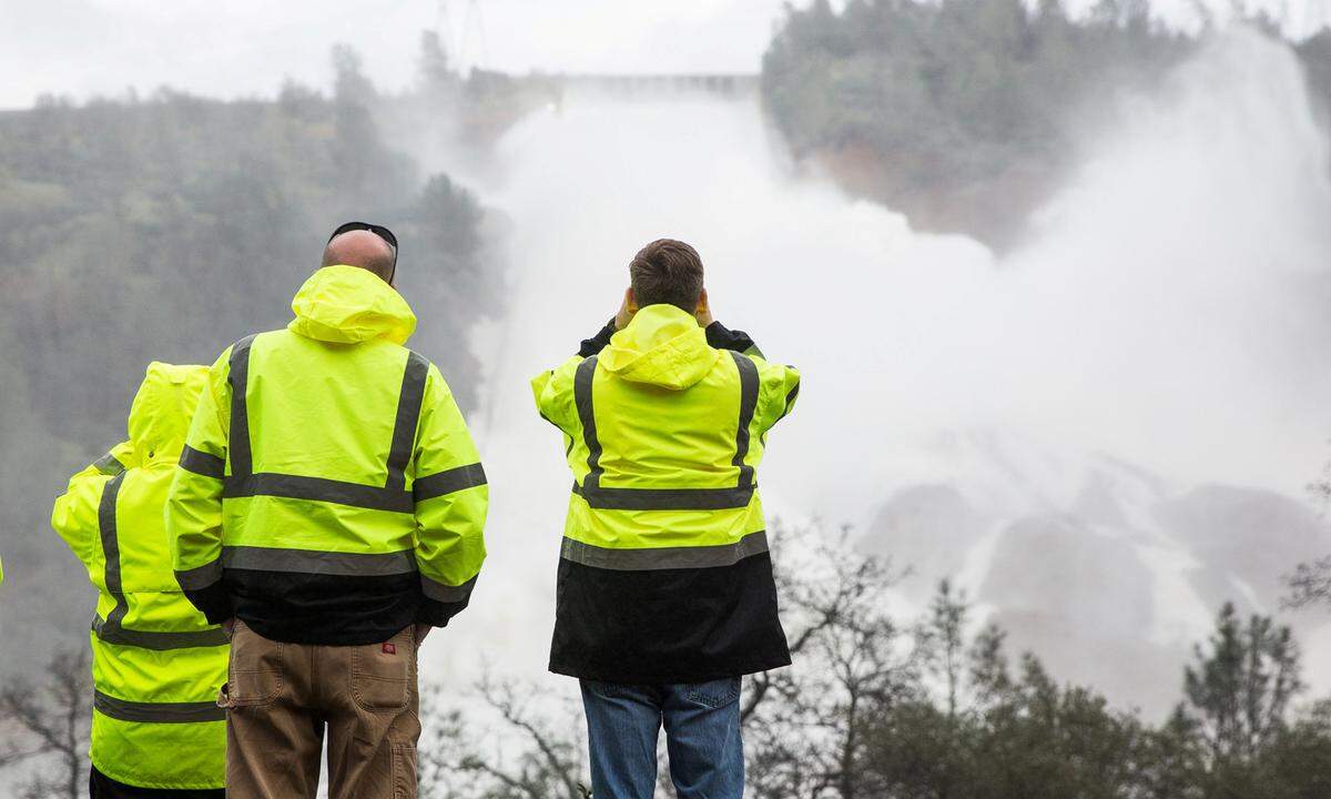 Das dürregeplagte Kalifornien war in den zurückliegenden Tagen in Teilen von heftigen Regenfällen überrascht worden. Bewohner mussten aus ihren Häusern gerettet werden, nachdem der Fluss San Lorenzo über die Ufer getreten war. Am Orovill-Staudamm beobachteten die Behörden seit fünf Tagen mit Sorge das Geschehen, bis der Gouverneur am Sonntagabend schließlich sogar den Notstand ausrief.