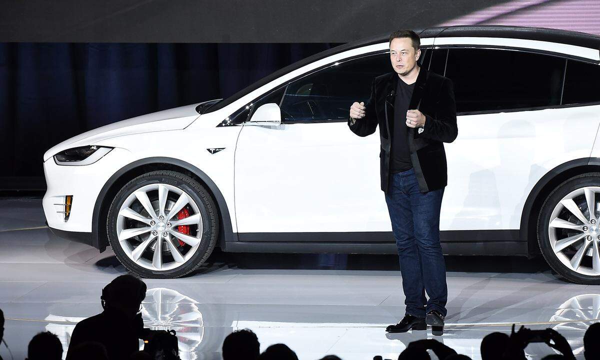 Die vom Silicon-Valley- Unternehmer Elon Musk geführte Firma Tesla gilt als Pionier, wenn es um Elektroautos geht. Das Unternehmen baut nach eigenen Angaben die Serienautos mit der schnellsten Beschleunigung und will damit ein Zeichen für Elektromobilität setzen.