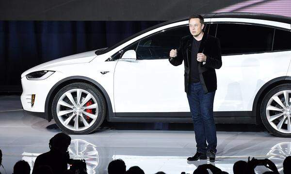 Die vom Silicon-Valley- Unternehmer Elon Musk geführte Firma Tesla gilt als Pionier, wenn es um Elektroautos geht. Das Unternehmen baut nach eigenen Angaben die Serienautos mit der schnellsten Beschleunigung und will damit ein Zeichen für Elektromobilität setzen.