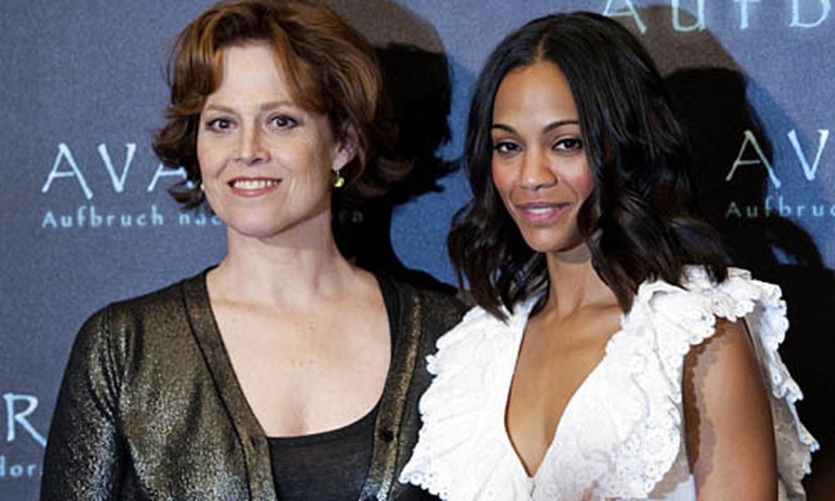 Avatar Sigourney Weavers (mit Na'vi-Darstellerin Zoe Saldana) Charakter raucht