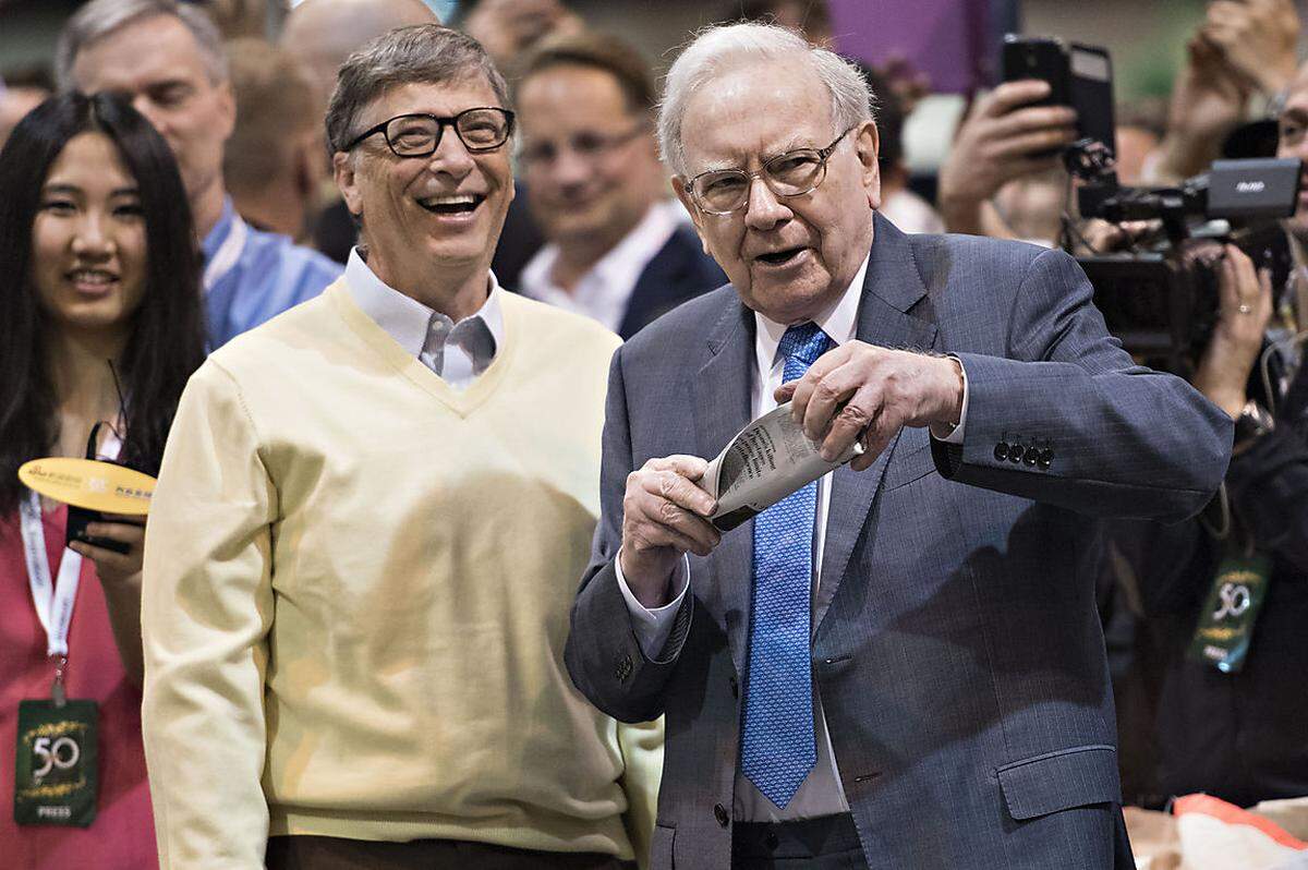 Buffett (im Bild mit Microsoft-Gründer Bill Gates) wird ein geniales Händchen beim Kauf unterbewerteter Firmen nachgesagt. In einer fünfstündigen Fragerunde auf dem "Woodstock der Kapitalisten" kündigte er an, in den nächsten fünf Jahren mindestens eine Firma in Deutschland zu kaufen. Ein deutscher Konzern befindet sich bereits unter den zehn Lieblingsaktien des Starinvester, die anderen neun kommen alle von US-Unternehmen. Klicken Sie weiter zu den Top 10 der Buffett-Aktien.