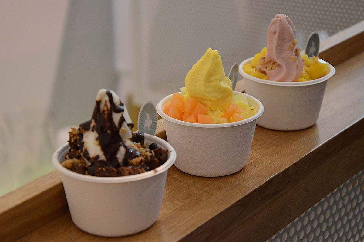 Getestet wurden die drei Frozen Yogurt Sorten (drei weitere sind übrigens in Planung) sowie die fruchtigen Toppings, Brownies, Krokant und Schokoladensoße. Geschmacklich konnten alle Varianten überzeugen, den Eispokal bekam das Mango Maracuja Froyo.