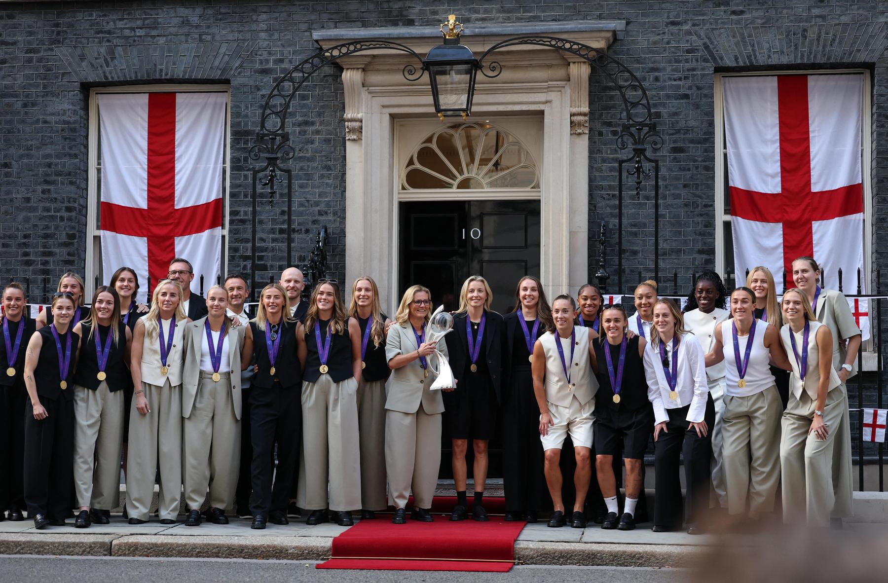 „It's home“: Fans und Regierung empfangen Engländerinnen nach EM-Triumph
