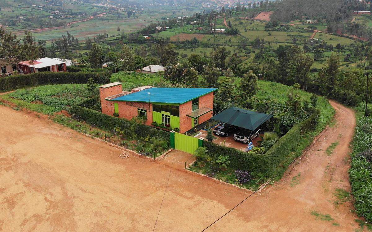 Das nachhaltige Prototype Village House von Rafi Segal, MIT Rwanda Workshop Team (US) in Zusammenarbeit mit Rwanda Housing Authority (Ruanda) wurde als Prototyp für leistbaren Wohnraum entworfen: ein Modell moderner und effizienter Architektur, zugeschnitten auf die lokalen Bedürfnisse in Ruanda. Das Prototype Village House repräsentiert eine Typologie des Wohnens. Die Häuser können als Doppelhäuser ausgelegt und in vielfältigen urbanen Mustern gestaltet werden.