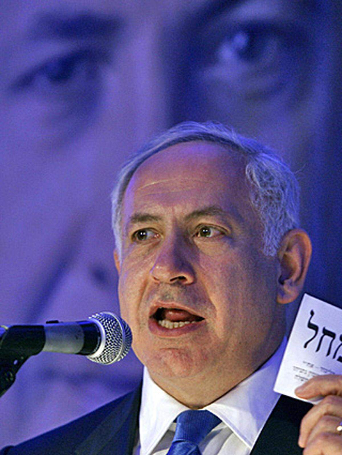 Er ist Livni nicht nur auf den Fersen, sondern hat sie in den meisten Umfragen sogar schon überholt: Ex-Ministerpräsident und Chef der rechtsgerichteten Likud-Partei Benjamin Netanyahu. Die damals intern zerrissene Likud-Partei musste bei den letzten Wahlen 2006 eine bittere Niederlage hinnehmen. Netanyahu erhob als Oppositionsführer oft und laut die Stimme - dies könnte dem als Hardliner geltenden Ex-Ministerpräsidenten den Wahlsieg bescheren. Die Palästinenser fürchten dies: Netanyahu gilt als radikalisiert und könnte die Friedensverhandlungen ganz abbrechen. "Bibi", wie er genannt wird, hält an der Idee des "Erez Israel", eines Israels in biblischen Grenzen, fest.