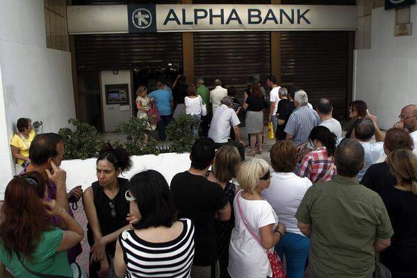 Viele Griechen nützten in der Folge die letzten Stunden vor dem Montag um Geld von den Bankomaten zu beheben. Lange Schlagen vor den Geldautomaten waren die Folge.