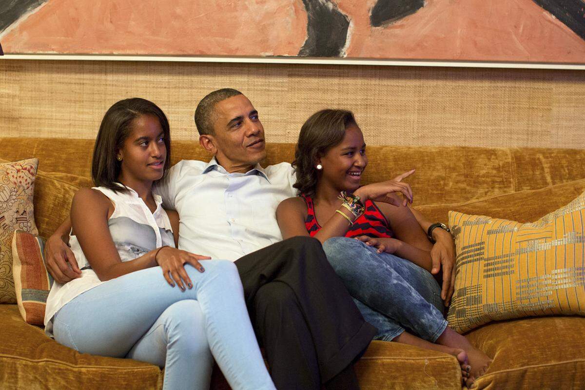 Der Präsident verfolgt die Rede gemeinsam mit den Töchtern Malia und Sasha auf dem Sofa im Weißen Haus.