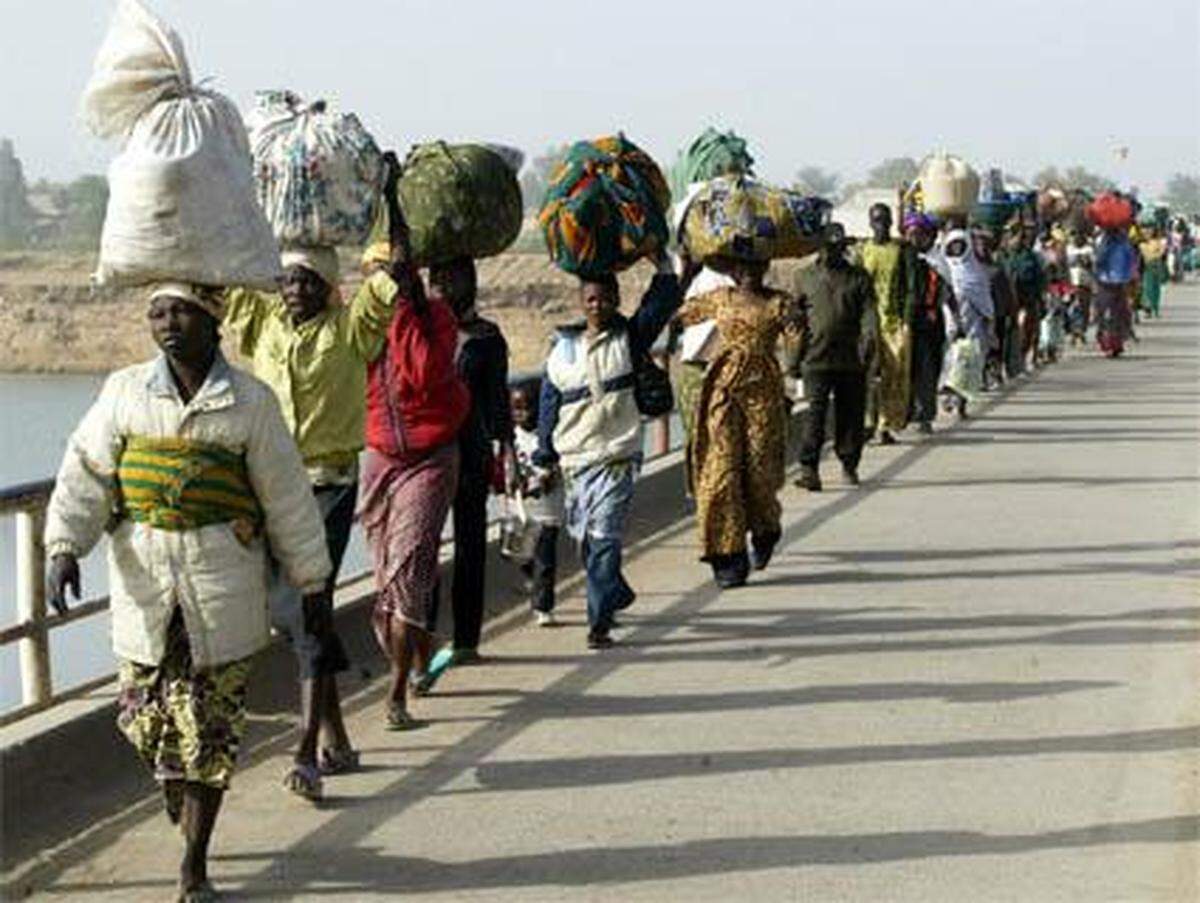 2006 wurde im Tschad ein vom Sudan unterstützter Putscherversuch mit französischer Militärhilfe niedergeschlagen. Die Rebellen kämpfen seither aber weiter gegen die Regierung. Der Tschad und der Sudan werfen sich gegenseitig vor, Aufständische im jeweiligen Land zu unterstützen.Der Tschad gehört zu den ärmsten Ländern der Welt, obwohl er Erdöl fördert. Die Erlöse daraus werden aber zunehmend in den Kauf von Waffen gesteckt, außerdem ist Korruption an der Tagesordnung.