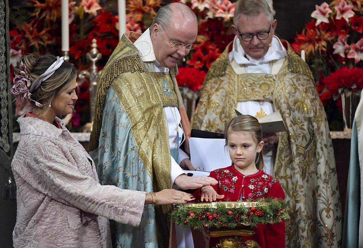 Den Vogel schoss allerdings eindeutig Prinzessin Madeleine ab, die sich nicht nur für eine äußerst lockere Hochsteckfrisur entschieden hatte, sondern auch für einen altrosafarbenen, sackartig geschnittenen Plüschmantel, den sie über ihrem gemusterten pastellpinken Valentino-Kleid trug. Ein skurriles Outfit für die sonst immer so stilvoll gekleidete Schweden-Prinzessin. Allerdings: In der Schlosskapelle war es sicher kalt. Und: Prinzessin Madeleine erwartet im Frühling 2018 ihr drittes Kind - da ist vermutlich etwas Entspannteres in Ordnung. Prinzessin Estelle, Tochter von Kronprinzessin Victoria, hält ihren Kommentar dazu offenbar lieber zurück - und ist selber entzückend weihnachtlich-trachtig gekleidet.