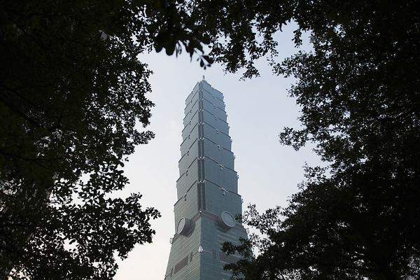 Ab 2003 war "Taipei 101" der höchste Wolkenkratzer der Welt: 2007 löste der Burj-Khalifa-Rohbau das taiwanesische Gebäude ab, das 2003/2004 eröffnet worden war. 508 Meter hoch ist der Turm, dessen Aufbau einem Bambusrohr nachempfunden wurde. Ästhetik spielte dabei nicht die Hauptrolle: Die Struktur soll das Hochhaus belastungsresistenter machen. Immerhin liegt Taiwan in einer der aktivsten Erdbebenregionen der Welt. Beim Design des "Taipei 101" baute der verantwortliche Architekt Chang Yong Lee traditionelle chinesische Elemente ein: Die Glückszahl 8 taucht immer wieder auf, riesige Glücksmünzen sollen vor schlechten Geschäften schützen - und das Haus wurde nach der Feng-Shui-Lehre erbaut.