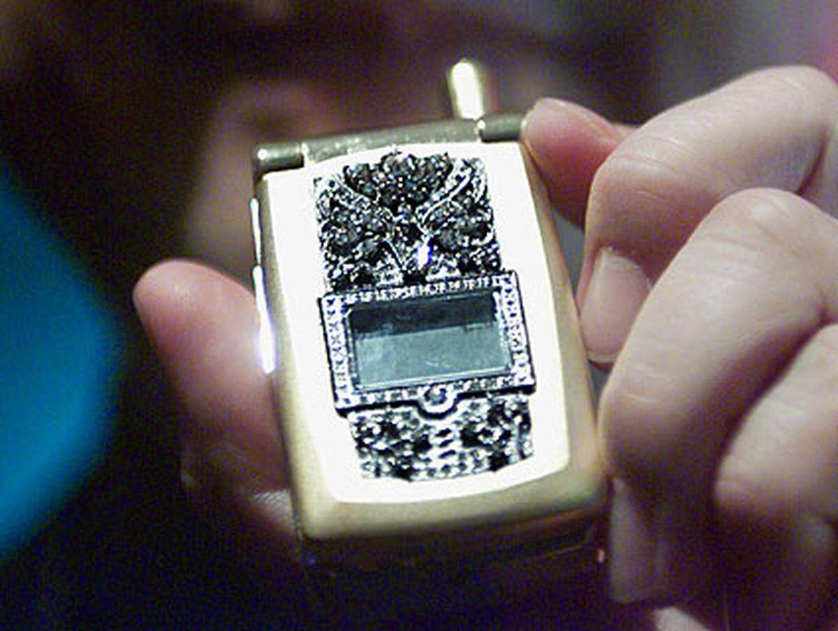 In Taipei wartet ein exklusives Mobiltelefon auf seinen Käufer. Knapp 30.000 US-Dollar will der taiwanesische Hersteller DBTEL für das diamant-besetzte Gerät. Wie sich ein etwaiger Vertragsabschluss auf den Preis auswirken würde, konnte nicht eruiert werden.