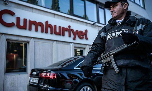 Die Staatsmacht verstärkt ihr Vorgehen gegen die Oppositionszeitung „Cumhuriyet“ 
