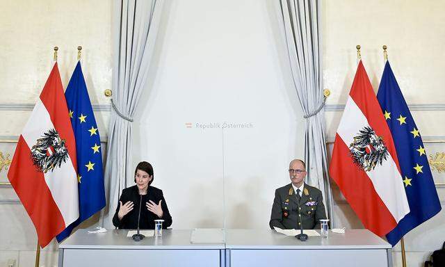 Katharina Reich, die Generaldirektorin für die öffentliche Gesundheit, und Generalleutnant Norbert Gehart verkündeten die Maßnahmen.