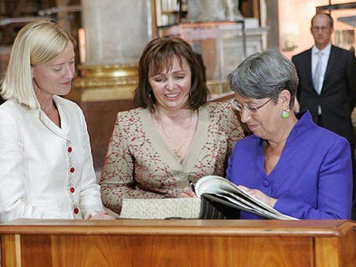 Das typische Damenprogramm: Die Nationalbibliothek. Margit Fischer führte Russlands First Lady Ludmilla Putina aber auch ins Café Demel.