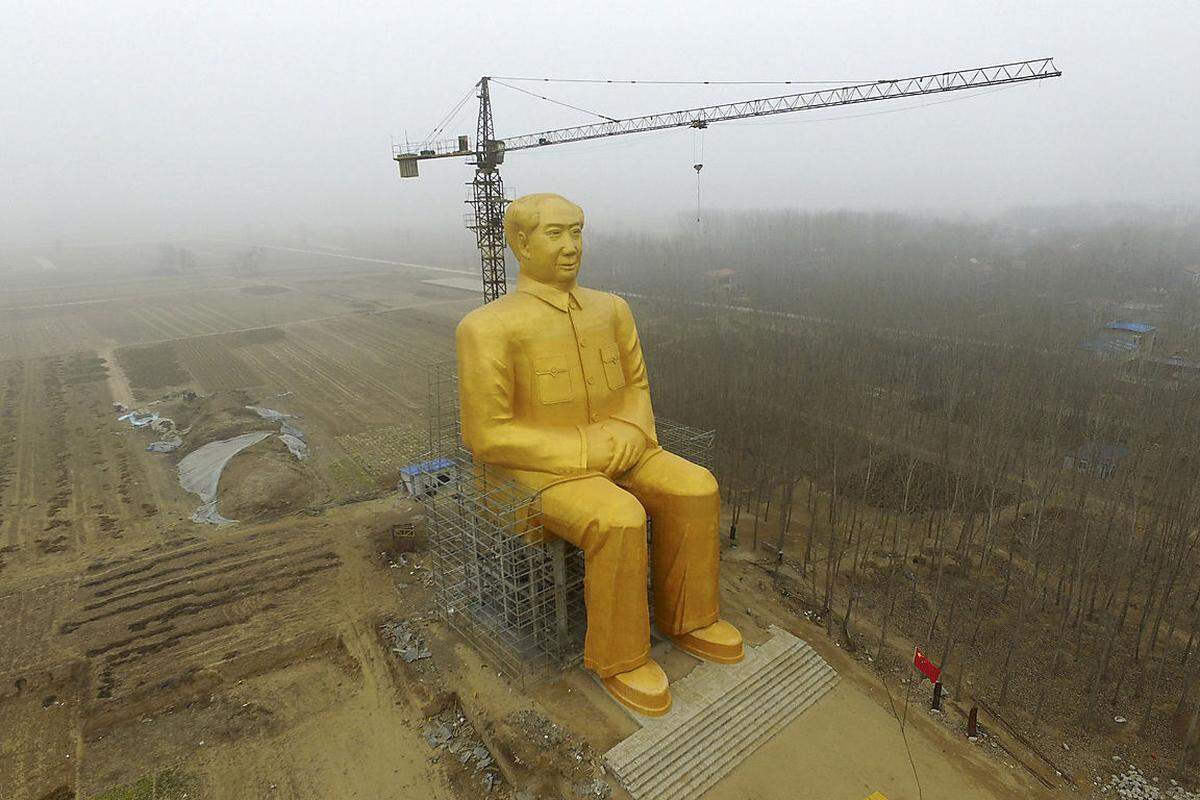 8. September. Ausgerechnet in der bitterarmen Provinz Henan errichteten Anhänger des chinesischen Staatsgründers Mao Zedongs um mehrere hunderttausend Euro eine riesige Statue des chinesischen Staatsgründers.