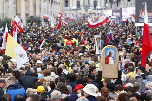 Mit tosendem Applaus begrüßten die mehreren Hunderttausend Teilnehmer auf dem Petersplatz die Heiligsprechung der beiden Päpste. Viele Gläubigen brachen in Tränen aus.