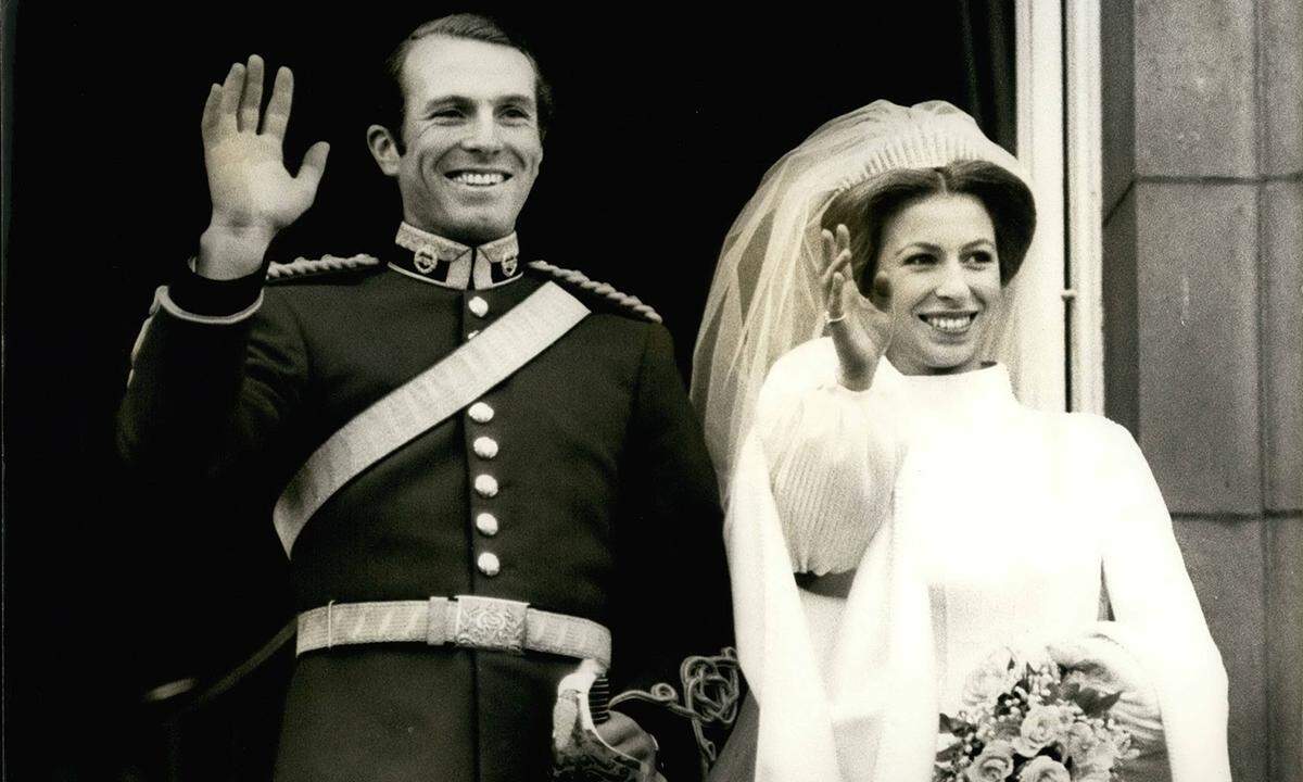 1973 ehelichte Prinzessin Anne, Prinz Charles kleine Schwester, den schneidigen Armee-Hauptmann und Olympiasieger im Vielseitigkeitsreite, Mark Phillips.