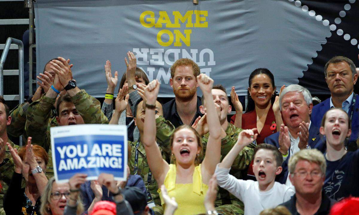 Die britischen Royals mischten sich unter die Zuschauer und ihre Fans in den Rängen und sahen sich das Rollstuhl-Basketballfinale zwischen den USA und den Niederlanden an.