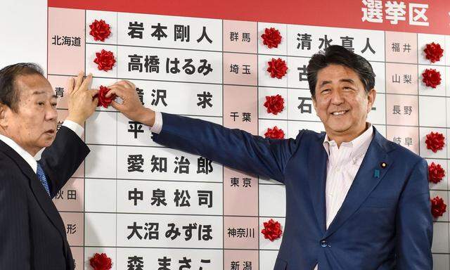 Der Japanische Ministerpräsident Shinzo Abe zeigte sich erfreut über die Wahlhochrechnung