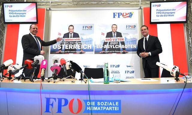 Parteichef Heinz-Christian Strache und Spitzenkandidat Harald Vilimsky auf den Wahlplakaten der FPÖ: Bei den Inhalten setzt man auf Altbewährtes.