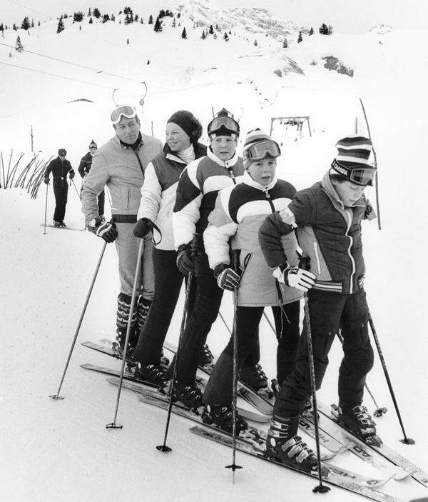 Es war eine alte Tradition. Die niederländische Königin Beatrix reist seit Jahrzehnten mit ihren Kindern und Enkeln nach Lech am Arlberg. Hier sieht man Prinz Claus, die frühere Königin Beatrix, König Willem-Alexander, Prinz Johan Friso und Prinz Constantijn auf der Piste im Jahr 1981.