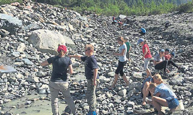 Smaragdschürfen mit Blick auf die Gletscher: Wer Geduld und gute Augen mitbringt, wird kleine Smaragde oder zumindest Pyrit, das Narrengold, finden.