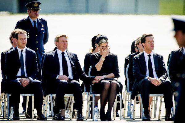 König Willem-Alexander, Königin Maxima und Ministerpräsident Mark Rutte und Angehörigen der Opfer waren anwesend, als die ersten 40 Särge aus der Transportmaschine entladen wurden.