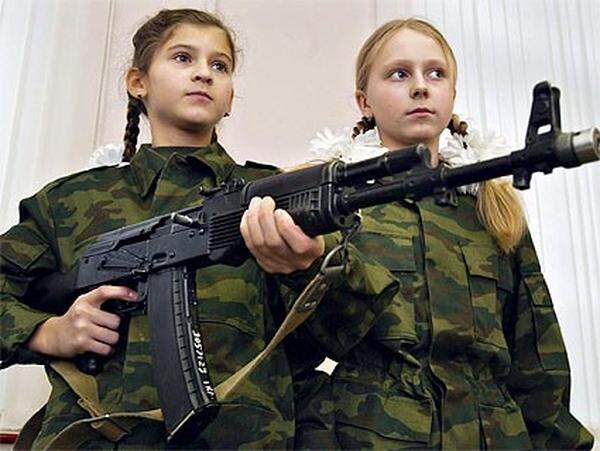 Erst im letzten Jahrhundert verlor das Tabu an Wirkung: Im Zweiten Weltkrieg kämpften Frauen etwa in der russischen Armee als Scharfschützinnen.