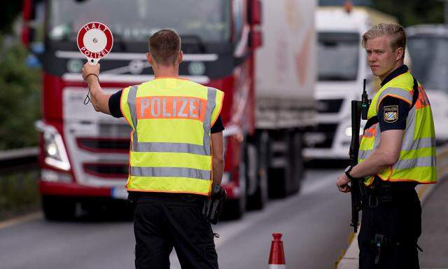 Symbolbild: Polizisten prüfen an der Kontrollstelle Kiefersfelden Fahrzeuge, die aus Österreich nach Deutschland kommen.
