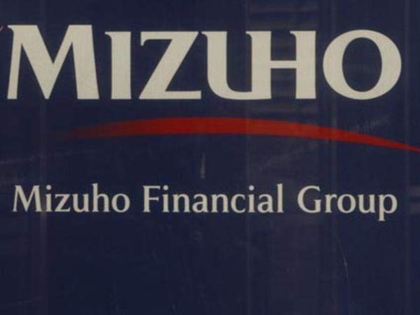 Ein Händler der japanischen Investmentgesellschaft "Mizuho" wurde unter dem Synonym "fat-fingered" berühmt: Er sollte eine Aktie von J-Com um 610.000 Yen verkaufen. Er dürfte leicht legasthenisch sein oder nicht sonderlich geschickt mit seiner Tastatur umgehen können. Er verkaufte 610.000 Aktien um einen Yen. Der Verlust betrug umgerechnet rund 240 Millionen Euro.