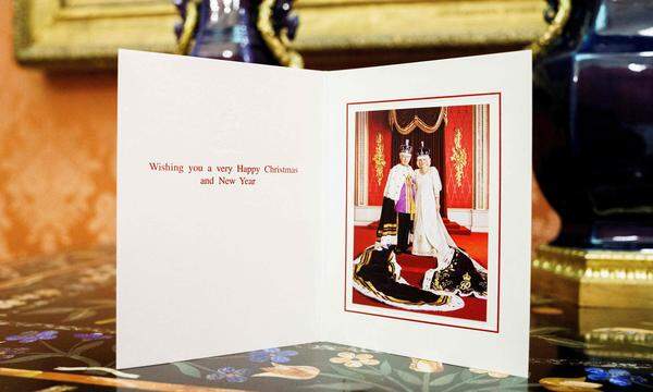 König Charles und Königin Camilla verwendeten für die Weihnachtskarten ein Foto des Krönungstages. 