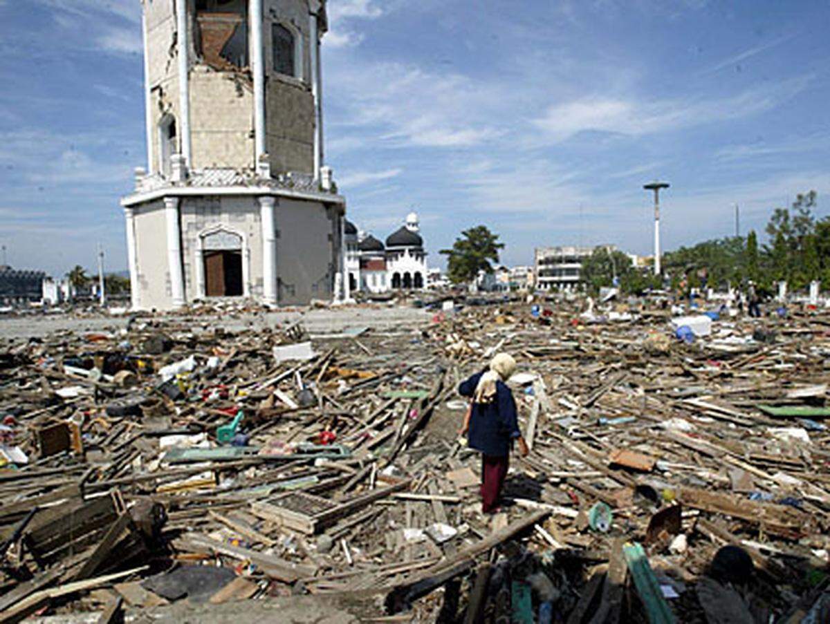 Ein schweres Unterwasser-Erdbeben vor der Küste Sumatras löst eine gigantische Tsunami-Welle aus. In mehreren Anrainerstaaten des Indischen Ozeans sterben etwa 220.000 Menschen. Indonesien ist mit 168.000 Toten am stärksten betroffen. >> Zur Übersichtskarte