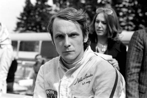 1971 erfüllte sich Lauda seinen Traum vom Einstieg in die Formel 1. Der große Durchbruch gelang ihm schließlich bei Ferrari: Am 28. April 1974 holte er in Spanien seinen ersten von insgesamt 25 Grand Prix-Siegen. Im Jahr darauf gewann er den ersten von drei Weltmeister-Titeln.