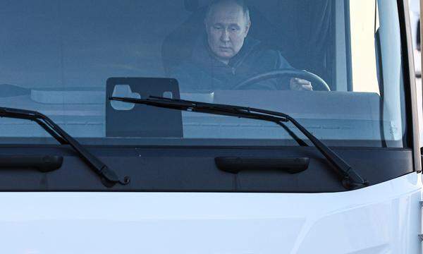 Ein Bild von Wladimir Putin am Donnerstag - allerdings nicht im Flugzeug, sondern am Steuer eines Lkw in einer Servicestation der Autobahn M12.